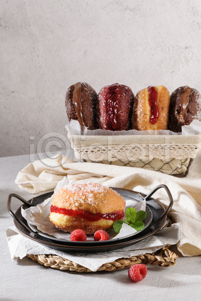 사람없음 JPG 포토 해외이미지 도넛 디저트 바구니 산딸기 실내 접시