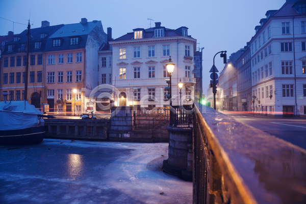 사람없음 JPG 포토 해외이미지 가로등 강 다리(건축물) 덴마크 도시 도시풍경 빛 신호등 야간 야경 야외 유럽 유럽건축