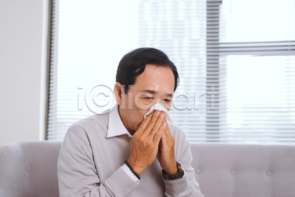고통 남자 동양인 사람 중년 중년남자한명만 한명 JPG 포토 해외이미지 감기(질병) 감염 건강 들기 상반신 소파 앉기 인플루엔자 재채기 컨셉 화장지