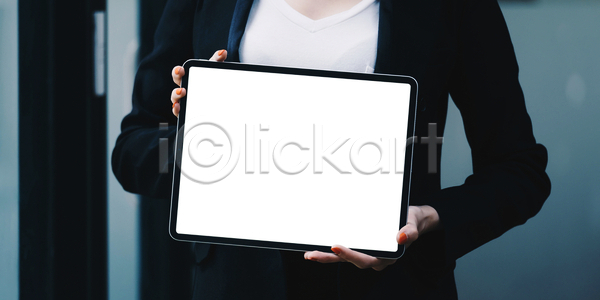 성인 성인여자한명만 여자 한명 JPG 앞모습 포토 해외이미지 들기 목업 상반신 스크린 태블릿