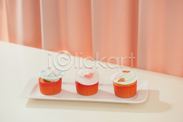 달콤 사람없음 JPG 포토 해외이미지 미니 발렌타인데이 세개 실내 접시 커튼 컵케이크 탁자