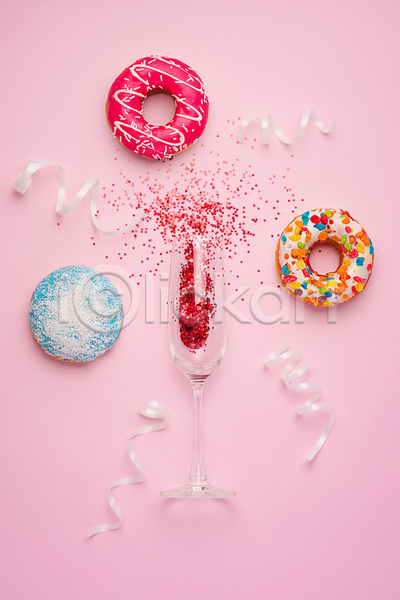 사람없음 JPG 포토 하이앵글 해외이미지 도넛 리본 반짝임 분홍색배경 샴페인잔 실내 쏟아짐 파티