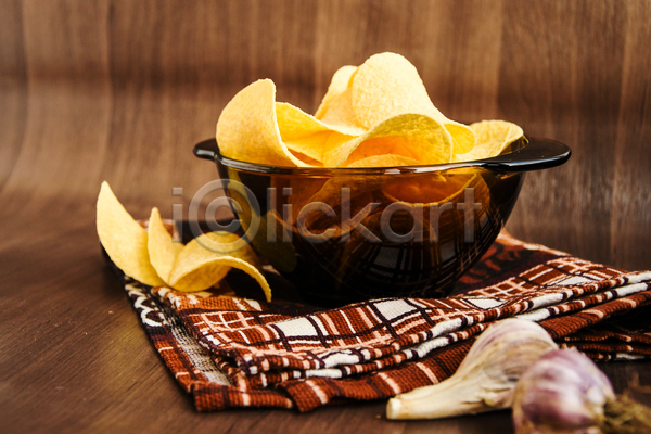사람없음 JPG 소프트포커스 포토 해외이미지 감자칩 그릇 나무배경 담기 실내 칩(음식)