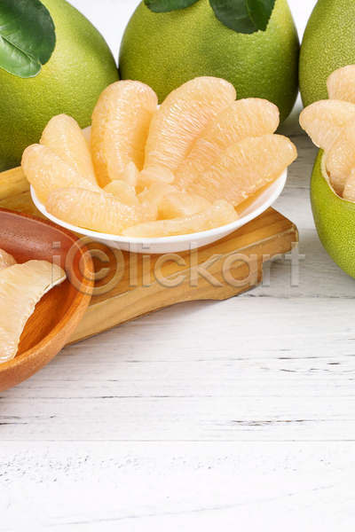 사람없음 JPG 포토 해외이미지 과일조각 껍질 나무받침 나무접시 담기 실내 자몽 접시 흰배경