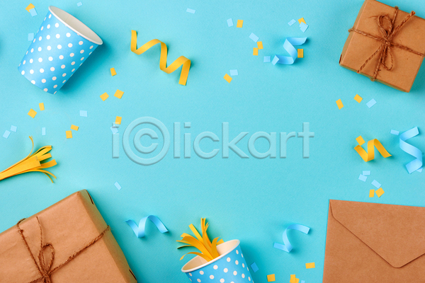 사람없음 JPG 포토 하이앵글 해외이미지 꽃가루 리본 물방울무늬 실내 종이컵 카피스페이스 파란배경 프레임