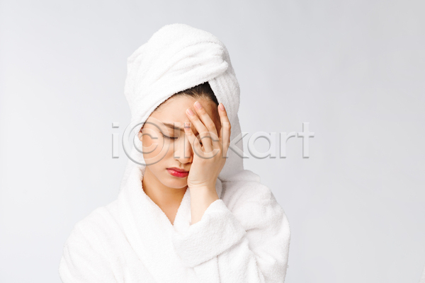 좌절 동양인 성인 성인여자한명만 여자 한명 JPG 앞모습 포토 해외이미지 목욕가운 뷰티 상반신 수건 실내 얼굴가리기 찡그림 피부관리 흰배경
