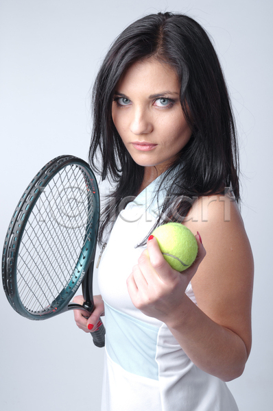 성인 성인여자한명만 여자 한명 JPG 옆모습 포토 해외이미지 들기 상반신 실내 응시 테니스공 테니스라켓 테니스복 흰배경