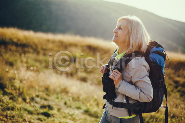 행복 백인 성인 여자 한명 JPG 포토 해외이미지 가을(계절) 걷기 금발 라이프스타일 맑음 미소(표정) 배낭 산 쌍안경 야외 여름(계절) 여행객 은퇴 응시 자연 탐사 트래킹 하이커 하이킹 햇빛 휴가