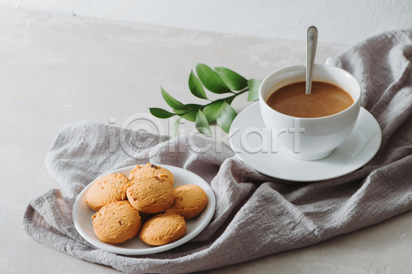 티타임 사람없음 JPG 포토 해외이미지 라떼 실내 잎 천(직물) 커피 커피잔 쿠키 티스푼 회색배경