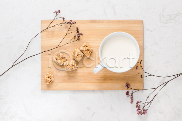 사람없음 JPG 포토 하이앵글 해외이미지 꽃 나무쟁반 디저트 실내 우유 컵 흰배경