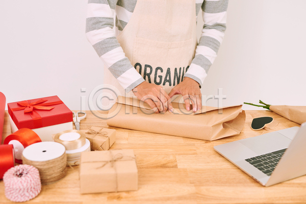 남자 성인 성인남자한명만 한명 JPG 포토 해외이미지 가위(도구) 나무탁자 노끈 노트북 만들기 상반신 선물상자 실내 잡기 포장 하트
