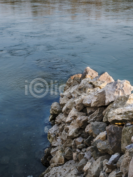 사람없음 JPG 포토 해외이미지 강 낚시 만 물 바다 바위 반사 백그라운드 벽 야외 여름(계절) 외관 유럽 자연 파란색 포트 항구 호수 흰색