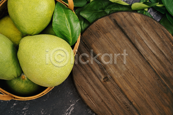 사람없음 JPG 포토 하이앵글 해외이미지 과일 껍질 담기 연두색 잎 포멜로
