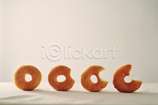 달콤 사람없음 JPG 포토 해외이미지 그림자 도넛 먹기 실내 이빨자국 탁자 흰배경
