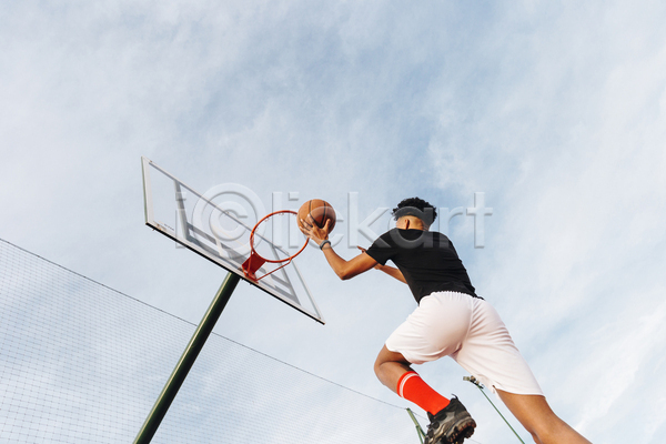 청춘(젊음) 남자 성인 성인남자한명만 한명 JPG 로우앵글 포토 해외이미지 농구 농구공 농구대 덩크슛 야외 주간 하늘