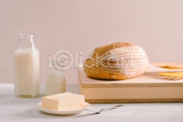 사람없음 JPG 포토 해외이미지 나무받침 나이프 버터 빵 실내 우유 우유병 접시 탁자