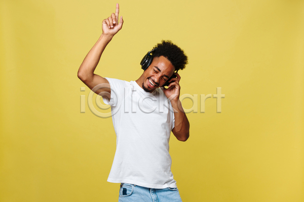 즐거움 남자 성인 성인남자한명만 한명 흑인 JPG 앞모습 포토 해외이미지 상반신 손들기 실내 웃음 음악감상 헤드셋