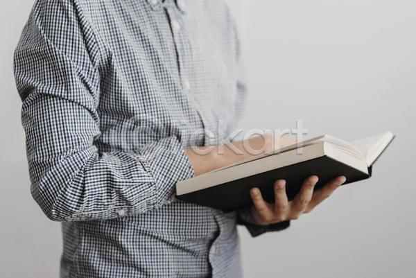남자 소년 소년한명만 어린이 한명 JPG 옆모습 포토 해외이미지 독서 들기 상반신 실내 책 회색배경