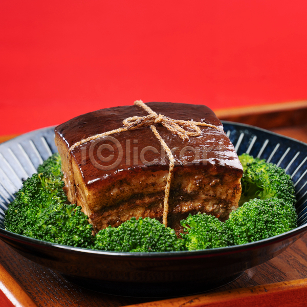 사람없음 JPG 포토 해외이미지 끈 동파육 돼지고기 브로콜리 빨간배경 실내 쟁반 접시 중식