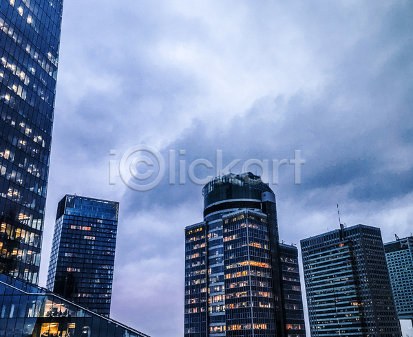 사람없음 JPG 포토 해외이미지 고층빌딩 도시 도시풍경 먹구름 빛 야외 유럽 주간 흐림