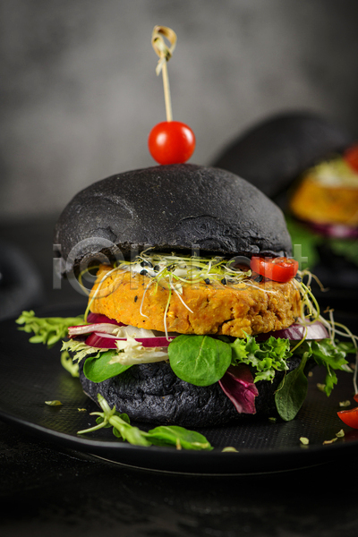사람없음 JPG 아웃포커스 포토 해외이미지 검은배경 베지푸드 비건음식 실내 이쑤시개장식 접시 한개 햄버거