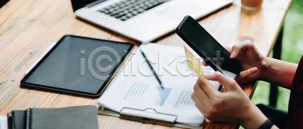 스마트 행복 사람 사람없음 성인 여자 JPG 포토 해외이미지 결제 고객 구매 금융 노트북 돈 디지털 라이프스타일 모바일 무선전화기 보안 비즈니스 사이버 상업 상점 손 쇼핑 스마트폰 신용카드 온라인 인터넷 잡기 전자 주택 컨셉 컴퓨터 통신 해외포토 핸드폰