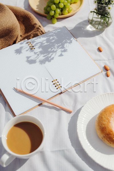 사람없음 JPG 포토 해외이미지 공책 그림자 꽃병 모자(잡화) 빵 실내 연필 접시 청포도 카피스페이스 커피 커피잔 플래너 흰배경