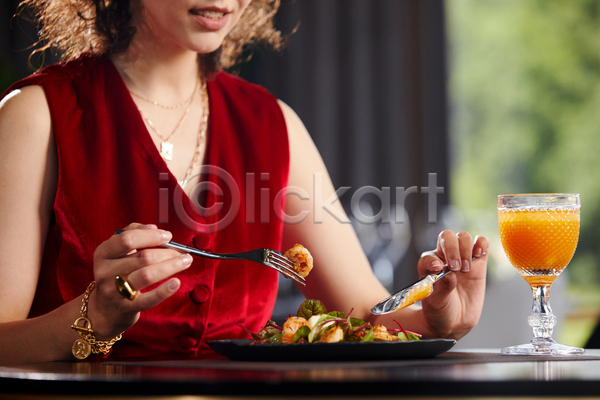 성인 성인여자한명만 여자 한명 JPG 아웃포커스 앞모습 옆모습 포토 해외이미지 들기 레스토랑 상반신 식사 실내 오렌지주스 음식
