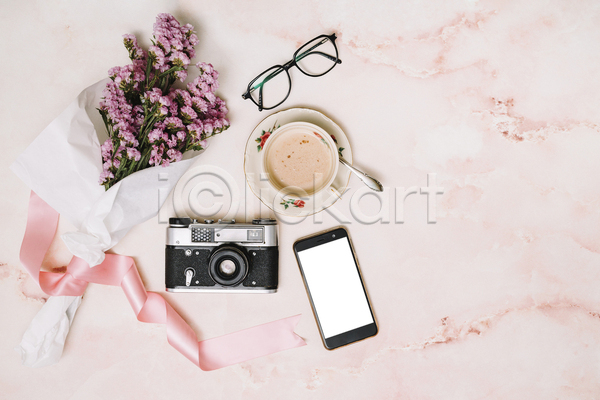 사람없음 JPG 포토 하이앵글 해외이미지 꽃다발 목업 스마트폰 실내 안경 연분홍색 카메라 커피