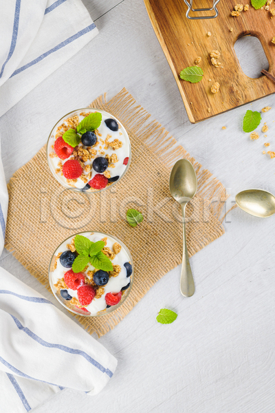사람없음 JPG 포토 하이앵글 해외이미지 나무도마 민트 블루베리 산딸기 삼베 숟가락 식탁보 실내 요거트 유리접시 흰배경