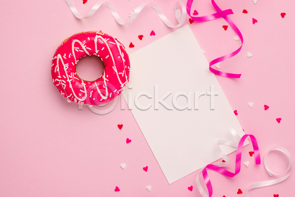 사람없음 JPG 포토 해외이미지 도넛 리본 목업 분홍색배경 실내 카드(감사) 하트