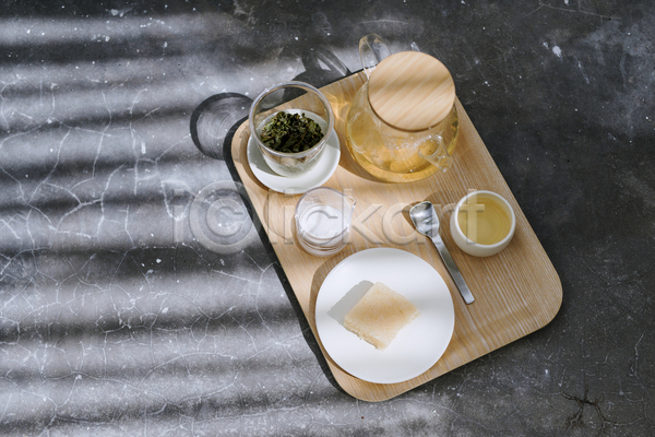 사람없음 JPG 포토 해외이미지 그릇 그림자 나무쟁반 다도 실내 접시 차(음료) 찻잎 찻주전자 케이크 회색배경