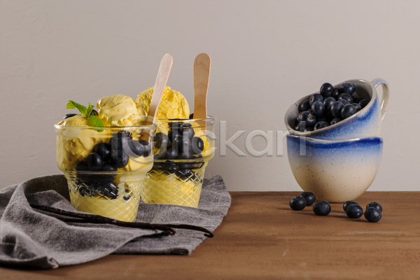 달콤 사람없음 JPG 포토 해외이미지 나무스푼 담기 민트 바닐라맛 블루베리 실내 쌓기 아이스크림 잔 천(직물) 컵