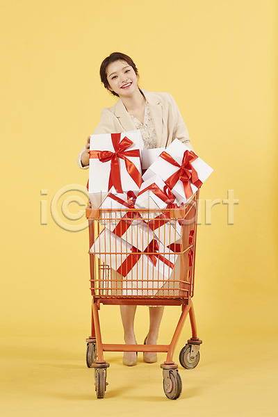 20대 성인 성인여자한명만 여자 한국인 한명 JPG 앞모습 포토 노란배경 노란색 리본 상자 서기 선물 쇼핑 쇼핑카 스튜디오촬영 실내 전신