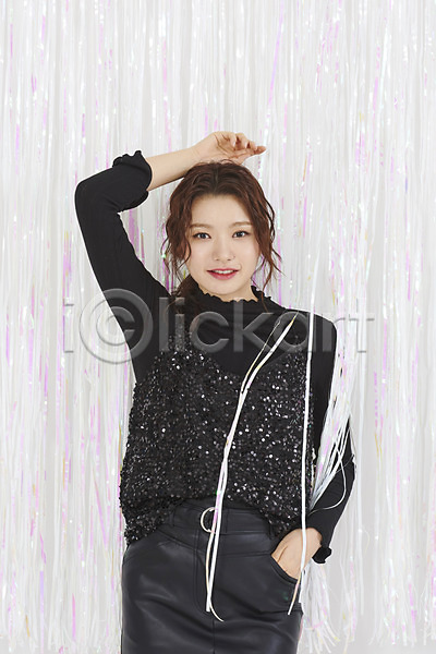 즐거움 20대 성인 성인여자한명만 여자 한국인 한명 JPG 앞모습 포토 미소(표정) 상반신 서기 스튜디오촬영 실내 연말 이벤트 커튼 파티 홀로그램 흰색