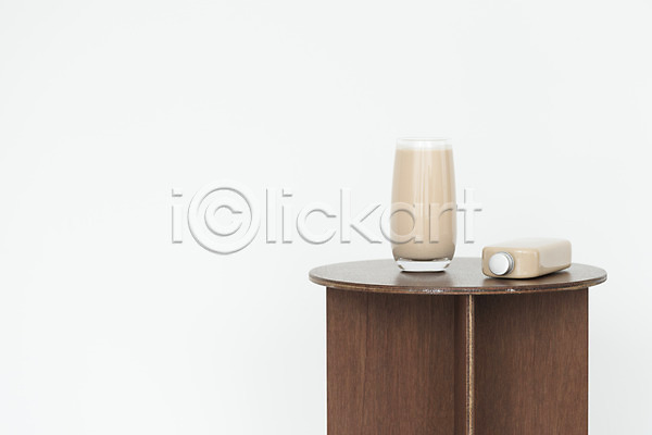 사람없음 JPG 포토 두개 밀크티 병(담는) 스튜디오촬영 실내 음료 카페 컵 탁자 흰배경