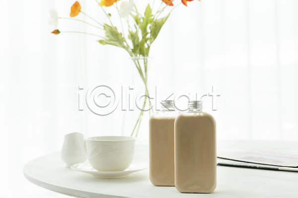 사람없음 JPG 포토 꽃 꽃병 머그컵 밀크티 병(담는) 스튜디오촬영 실내 음료 카페 커튼 컵 흰배경