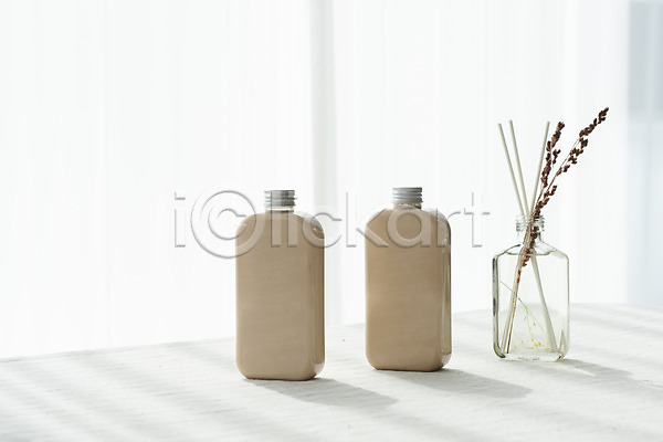 사람없음 JPG 포토 두개 디퓨저 밀크티 병(담는) 스튜디오촬영 실내 음료 카페 커튼 흰배경
