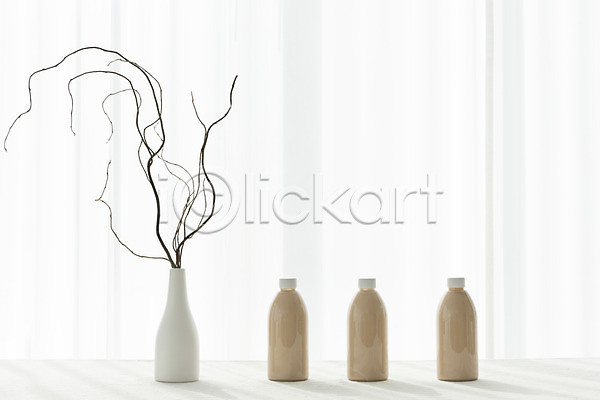 사람없음 JPG 포토 꽃병 나뭇가지 밀크티 병(담는) 세개 스튜디오촬영 실내 음료 카페 커튼 흰배경