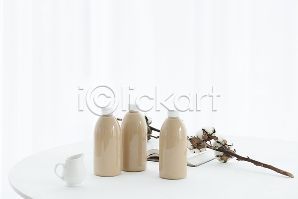 사람없음 JPG 포토 나뭇가지 목화꽃 밀크티 병(담는) 세개 스튜디오촬영 실내 음료 카페 커튼 흰배경