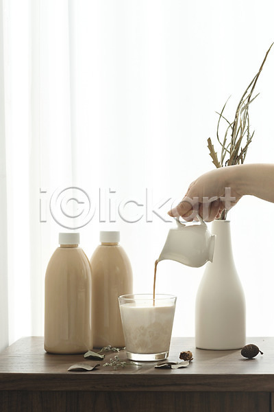 20대 여자 한국인 한명 JPG 포토 드라이플라워 밀크티 병(담는) 붓기 손 스튜디오촬영 실내 열매 우유 음료 카페 커튼 흰배경