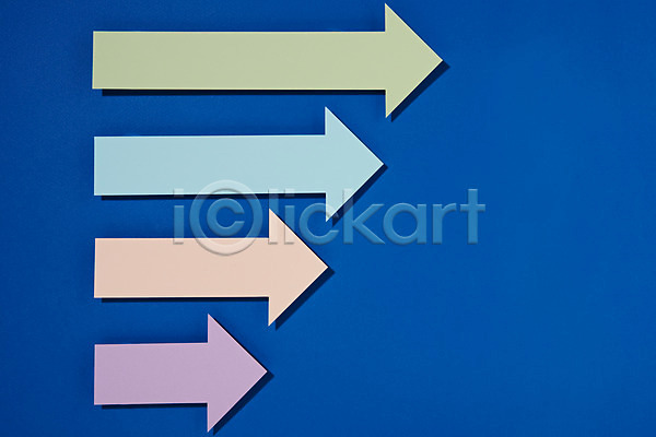 사람없음 JPG 포토 하이앵글 그래프 금융 도형 비즈니스 스튜디오촬영 실내 파란배경 플랫레이 화살표