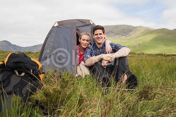 사랑 함께함 행복 20대 남자 두명 백인 여자 JPG 포토 해외이미지 건강 미소(표정) 산 앉기 야외 자연 캠핑 커플 텐트 포옹 풍경(경치) 해외202004