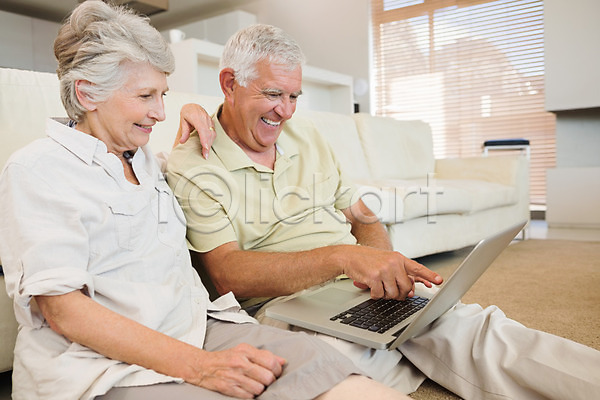 함께함 행복 60대 남자 노년 두명 백인 성인 여자 JPG 포토 해외이미지 가리킴 가정 거실 공책 관계 노트북 무선전화기 미소(표정) 바닥 실내 아파트 앉기 은퇴 주택 카펫 커플 컴퓨터 해외202004