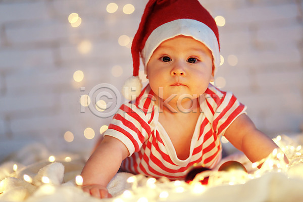 러블리 새로움 축하 행복 백인 사람 소년 아기 어린이 한명 JPG 포토 해외이미지 1 12월 겨울 공 긍정 노엘 빨간색 산타클로스 야간 얼굴 연도 응시 작음 장난감 저녁 전등 크리스마스 클라우스 해외202004 화환 휴가