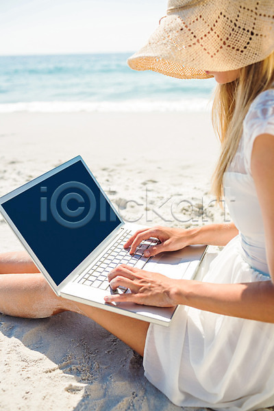 따뜻함 뜨거움 평화 20대 백인 여자 청소년 한명 JPG 포토 해외이미지 공책 노트북 맑음 모래 무선전화기 물 바다 비키니 야외 야외의자 여름(계절) 컴퓨터 타이핑 태양 파도 해외202004 햇빛 휴가