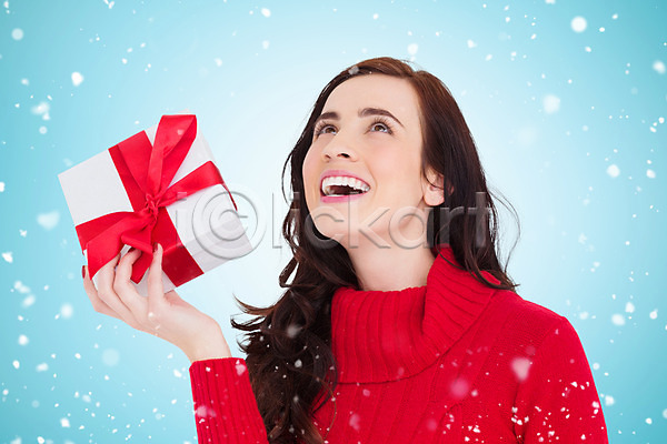 축하 행복 흥분 20대 백인 여자 청소년 한명 JPG 비네팅 포토 해외이미지 갈색머리 겨울 디지털 리본 미소(표정) 보여주기 빨간색 산타모자 선물 스웨터 잡기 축제 컴퓨터그래픽 크리스마스 파란색 포즈 해외202004 활 휴가