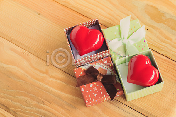 사랑 축하 사람없음 JPG 포토 해외이미지 기념 목재 무료이미지 발렌타인데이 백그라운드 빨간색 상자 선물 장식 컨셉 크리스마스 탁자 하트 해외202004