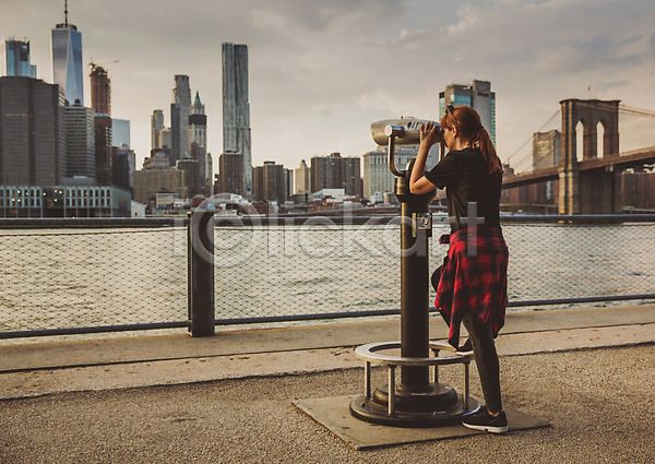 사람 여자 한명 JPG 포토 해외이미지 강 건물 고층빌딩 관찰 뉴욕 도시 도시풍경 동전 망원경 맨해튼 미국 백그라운드 비전 쌍안경 야외 여행 여행객 응시 풍경(경치) 하늘 해외202004 흰색