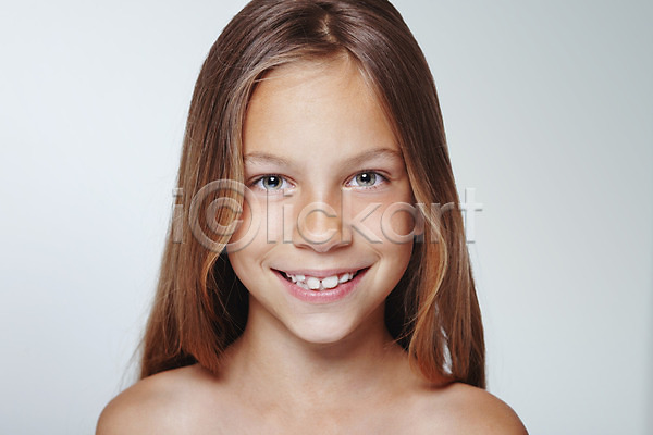 러블리 신선 청춘(젊음) 행복 백인 사람 어린이 여자 한명 JPG 포토 해외이미지 7 8 내추럴 눈(신체부위) 돌봄 머리 모델 미소(표정) 스튜디오촬영 어깨 얼굴 유럽 응시 피부 해외202004 흰색